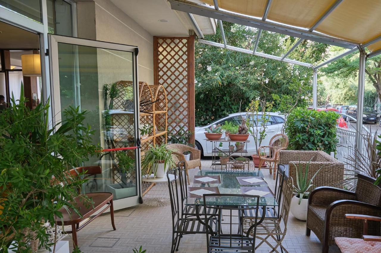 Hotel Spring Rimini Bagian luar foto
